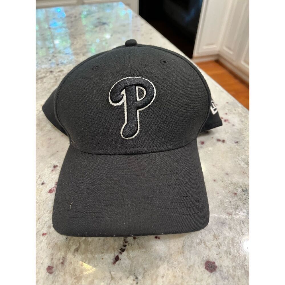 Philadelphia Phillies ‘47 Black on Black Logo New Era Cap Hat sz M/L EUC